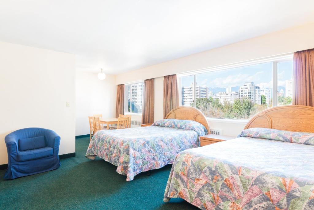 Postel nebo postele na pokoji v ubytování English Bay Hotel