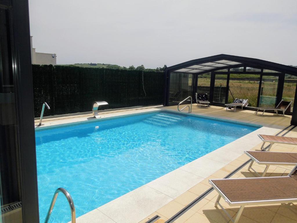 Bazén v ubytovaní Apartamentos Playa De Covachos alebo v jeho blízkosti