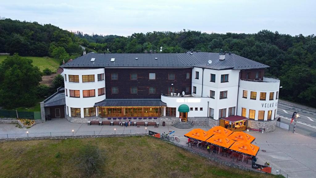 una vista aérea de un hotel con un edificio en Hotel Velká Klajdovka en Brno