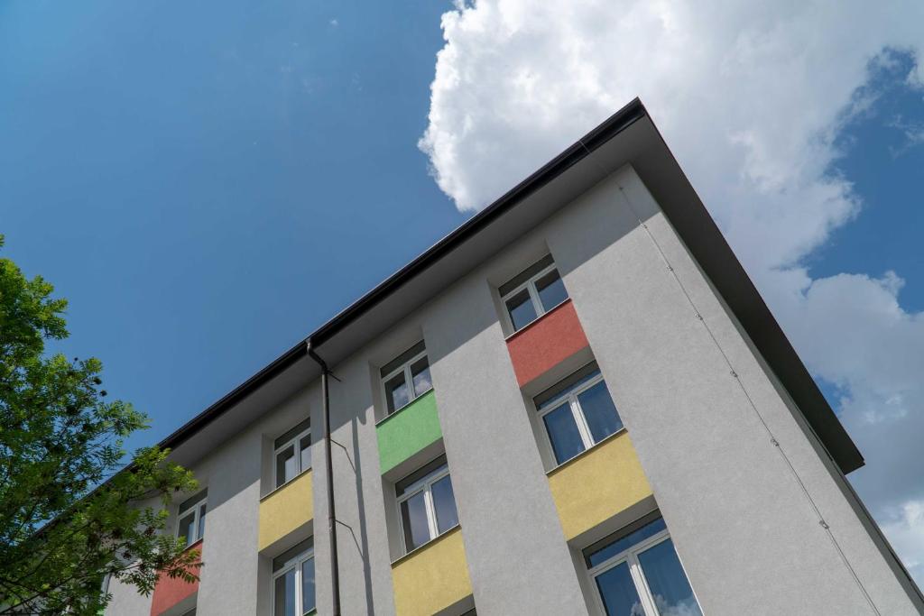ein Gebäude mit farbigen Fenstern und einem Himmel in der Unterkunft Dijaški dom Bežigrad Ljubljana Hostel in Ljubljana