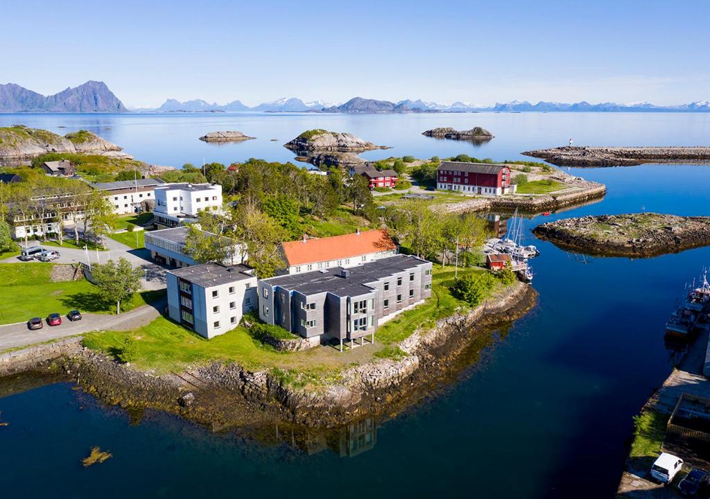 een luchtzicht op een eiland in een waterlichaam bij Lofoten sommerhotell og vandrerhjem in Kabelvåg