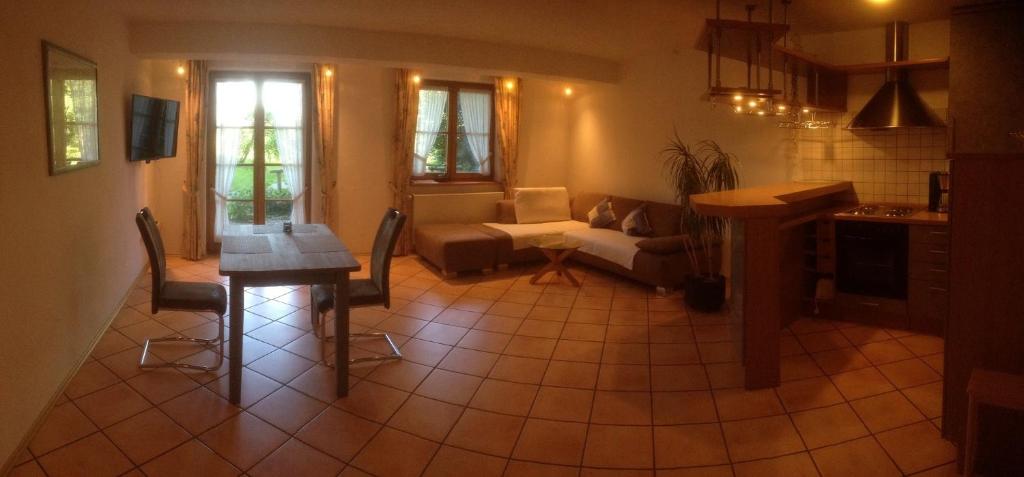 ein Wohnzimmer mit einem Sofa und einem Tisch in der Unterkunft Ferienhof Kösel in Missen-Wilhams