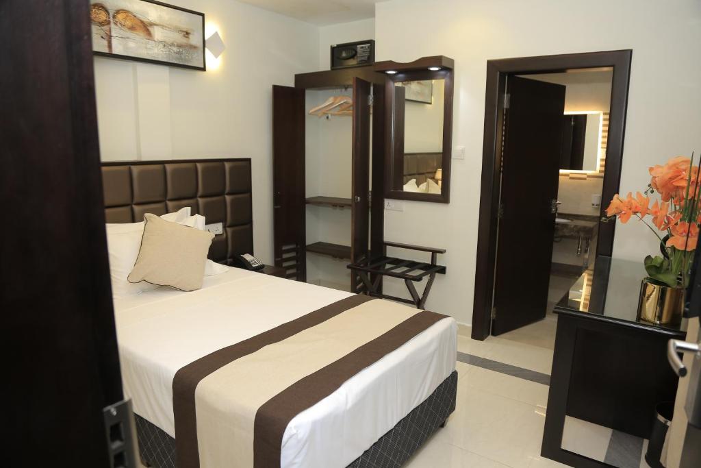 Postel nebo postele na pokoji v ubytování Viveka Hotel Colombo