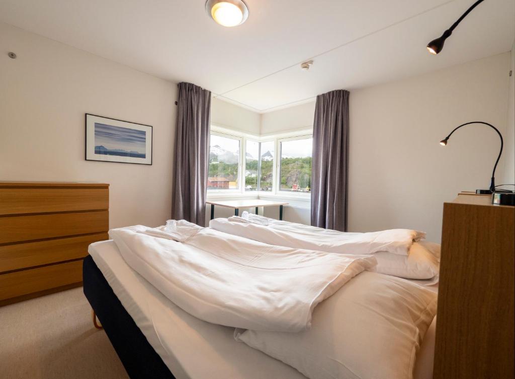 Postel nebo postele na pokoji v ubytování Lofoten sommerhotell og vandrerhjem