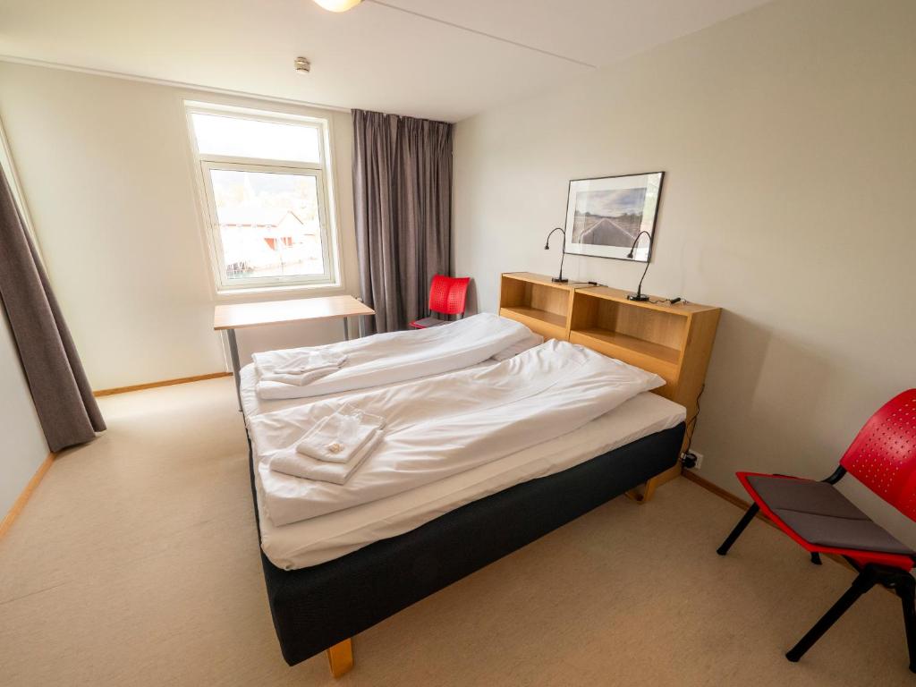 Postel nebo postele na pokoji v ubytování Lofoten sommerhotell og vandrerhjem