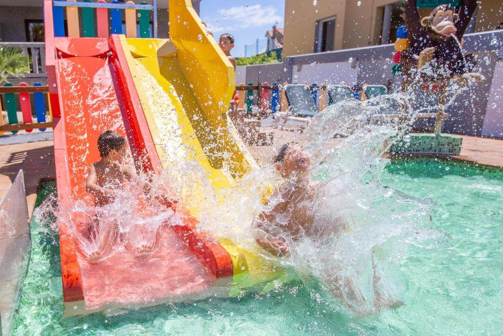 Bazén v ubytování Apartamentos Turísticos Playa Mar I nebo v jeho okolí