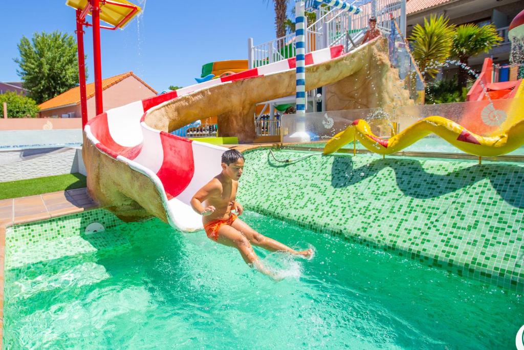 Bazén v ubytování Apartamentos Turísticos Playa Mar I nebo v jeho okolí