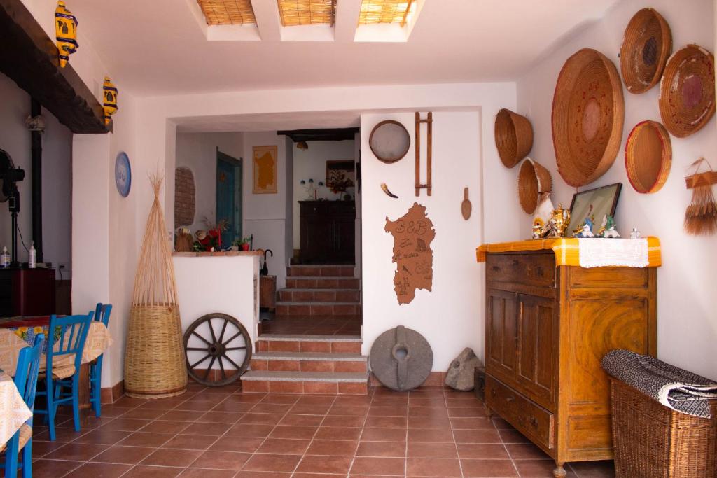 Cette chambre comprend des casseroles et des poêles au mur. dans l'établissement B&B Ziu Anacletu, à Villaputzu