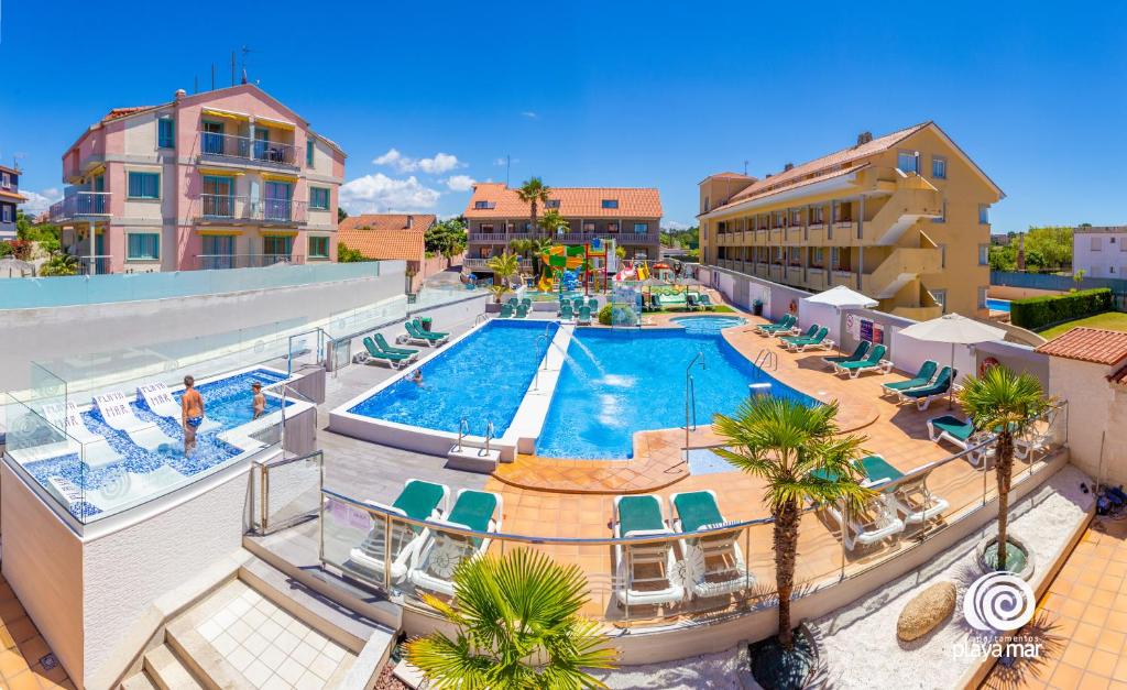 una imagen de una piscina en un complejo en Apartamentos Turísticos Playa Mar I en Montalvo