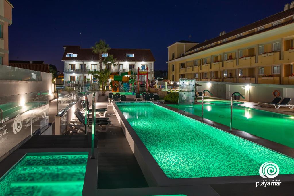 Bazén v ubytování Apartamentos Turísticos Playa Mar I nebo v jeho okolí