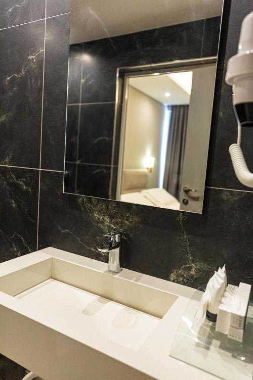 Koupelna v ubytování Real Hotel