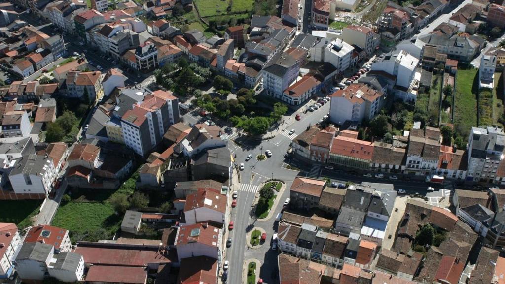 una vista aérea de una ciudad con edificios y una calle en La Casa de Vicenta, en Arzúa