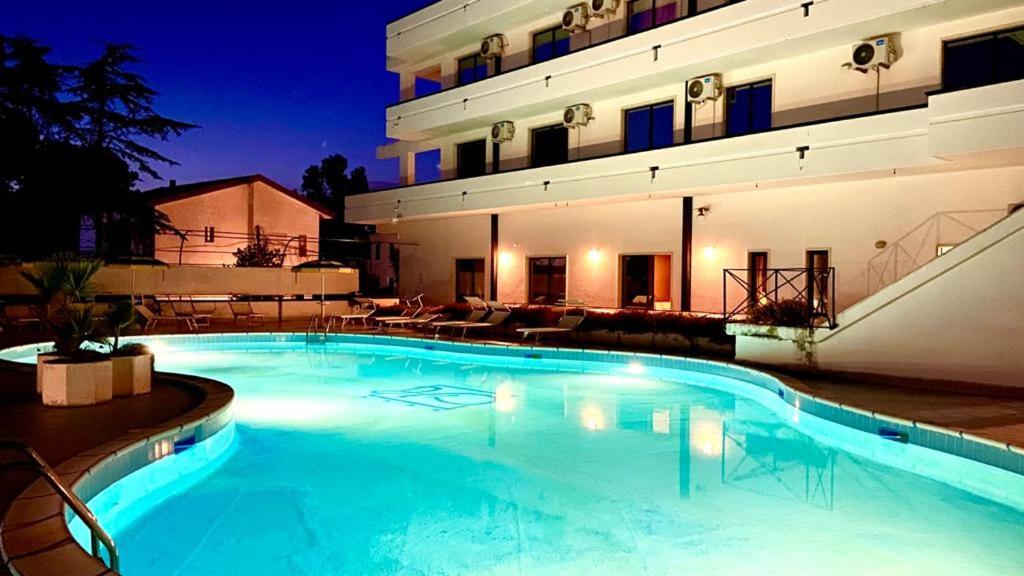 una gran piscina frente a un edificio en Hotel Club Clorinda nuova gestione 2024, en Paestum