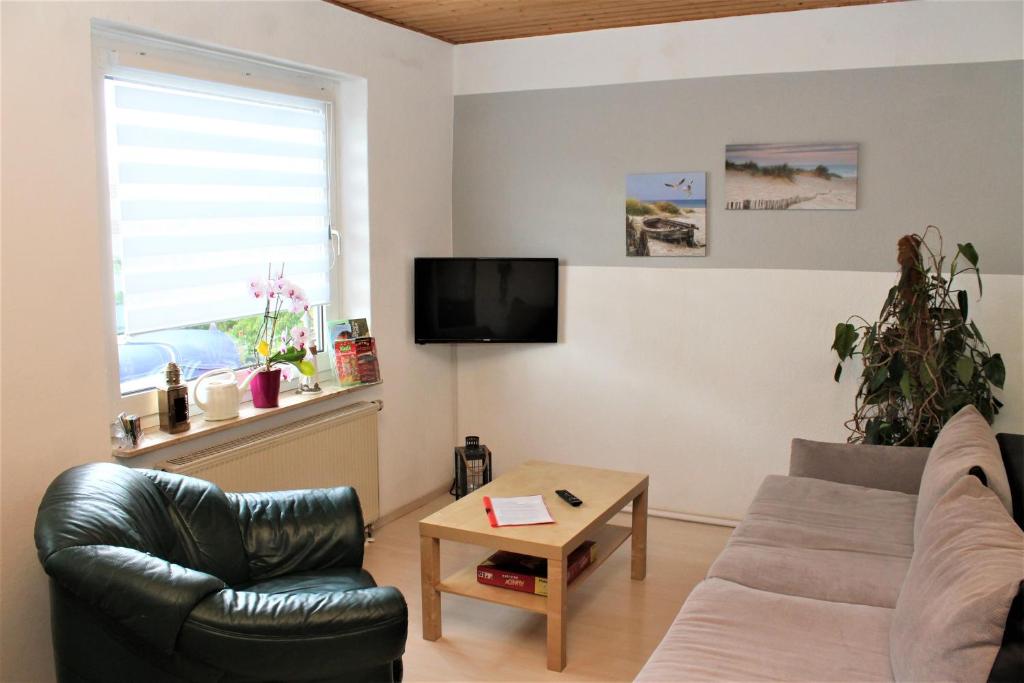 uma sala de estar com um sofá e uma mesa em Lro em Stäbelow