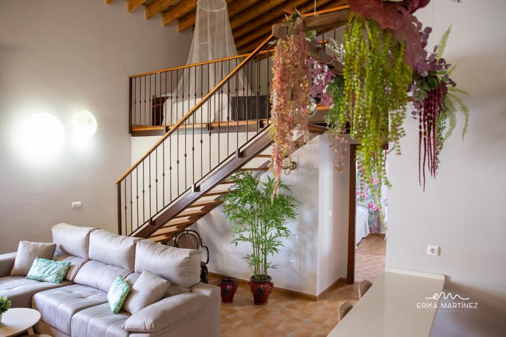 salon z kanapą i schodami w obiekcie Jerez Centro MRZ Rentals w mieście Jerez de la Frontera