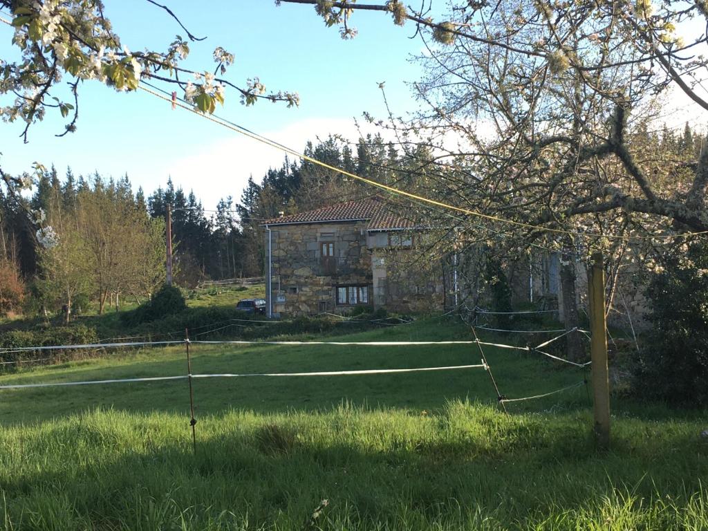 una cancha de tenis frente a una casa en O Fogar do Monte, en Sober