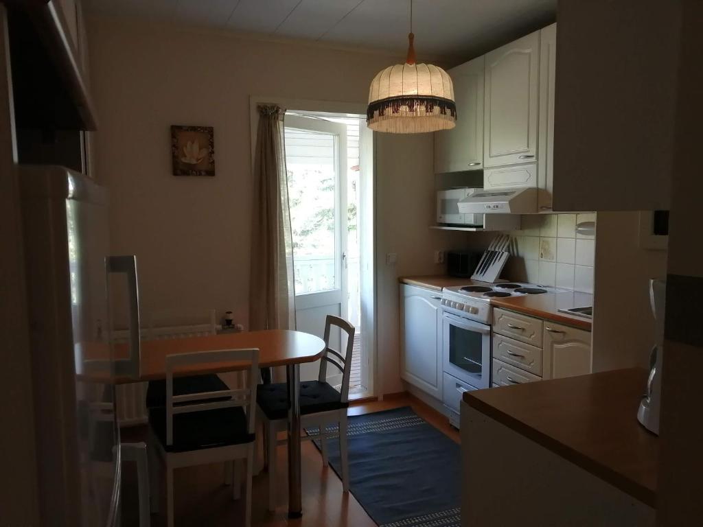 Kuchyň nebo kuchyňský kout v ubytování Rauhanlaakson huoneistot