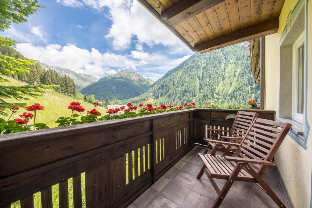 einen Balkon mit 2 Stühlen und Bergblick in der Unterkunft Ferienwohnung Innerwalten 100 in St. Leonhard in Passeier