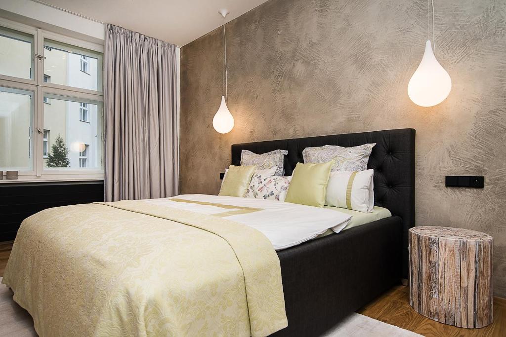 Un dormitorio con una cama grande y una ventana en Charming apartment in famous area en Praga