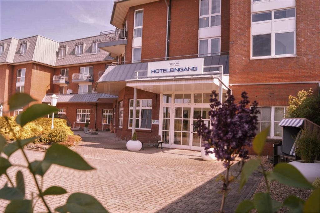 a building with a courtyard in front of it at Hotel Novum in Hinte