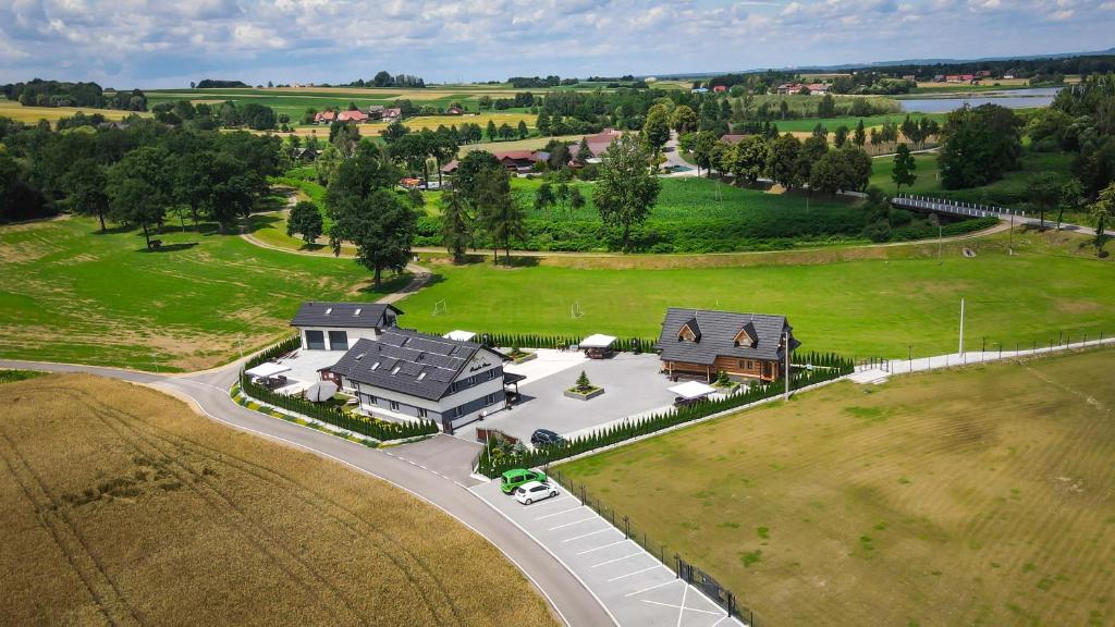 uma vista superior de uma casa grande com uma entrada em Rajska Oaza em Przybradz