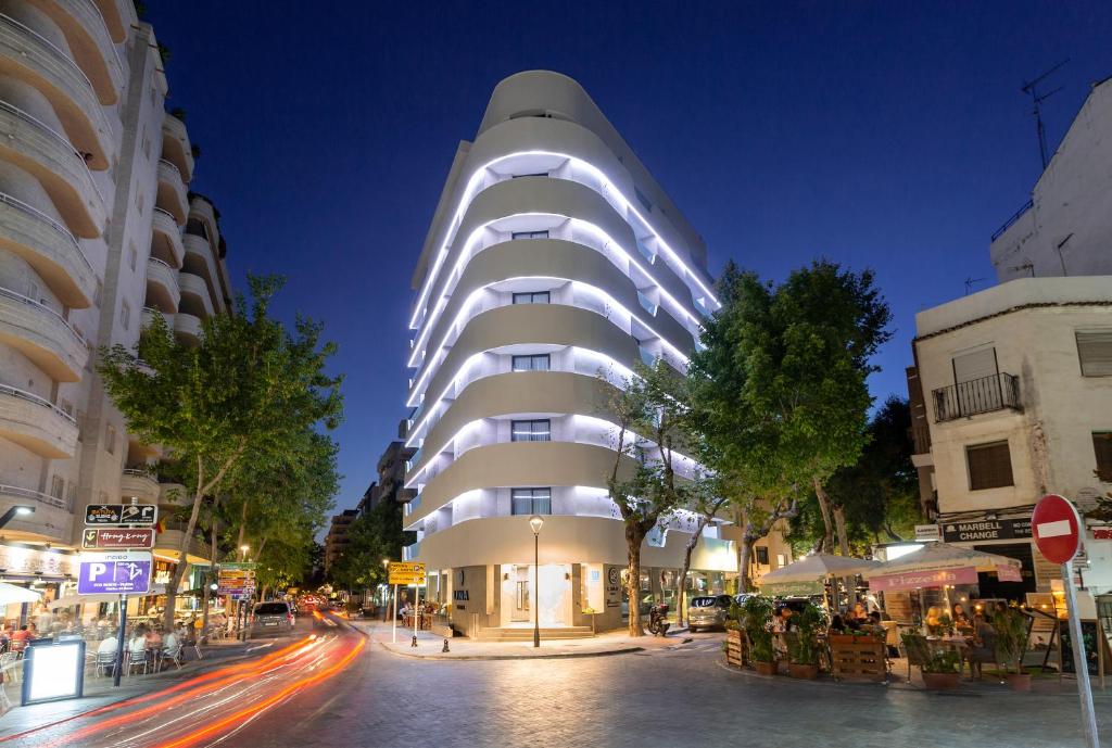 Hotel Lima - Adults Recommended في مربلة: مبنى في شارع المدينة ليلا