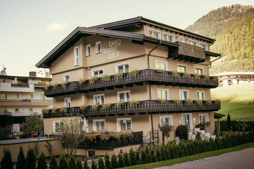 ein großes Gebäude mit Balkonen und Blumen darauf in der Unterkunft Haus Bergkastelblick in Nauders