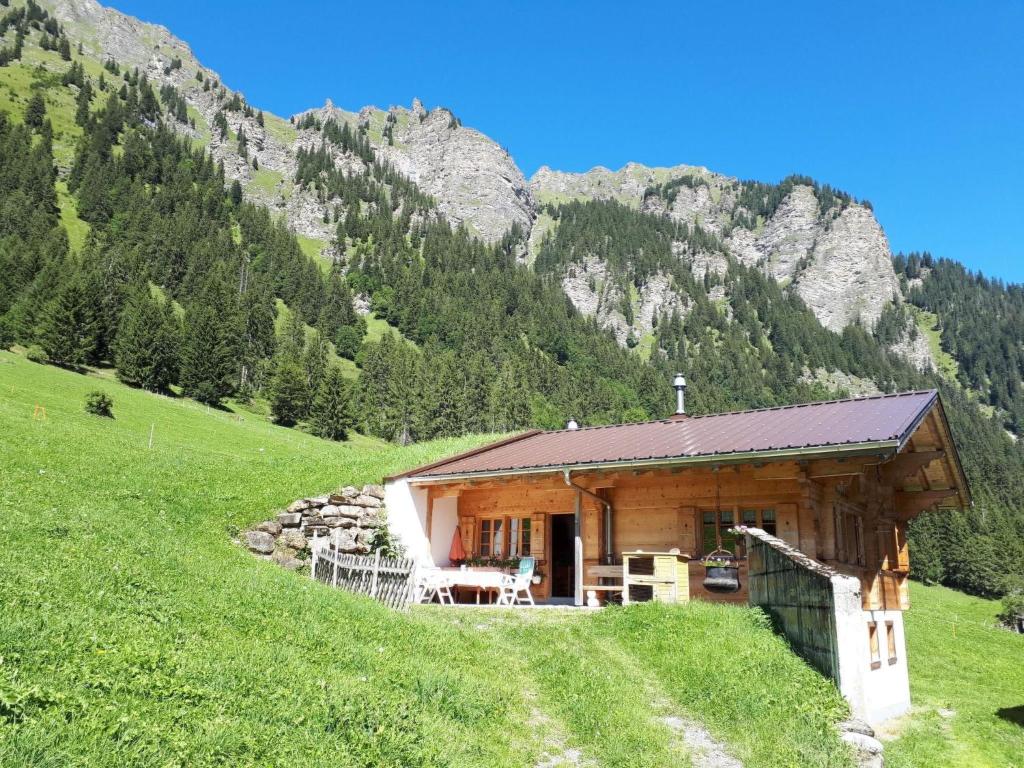 una baita di tronchi su una collina in un campo di Apartment Linders Vorsass - Alphütte by Interhome a Rougemont