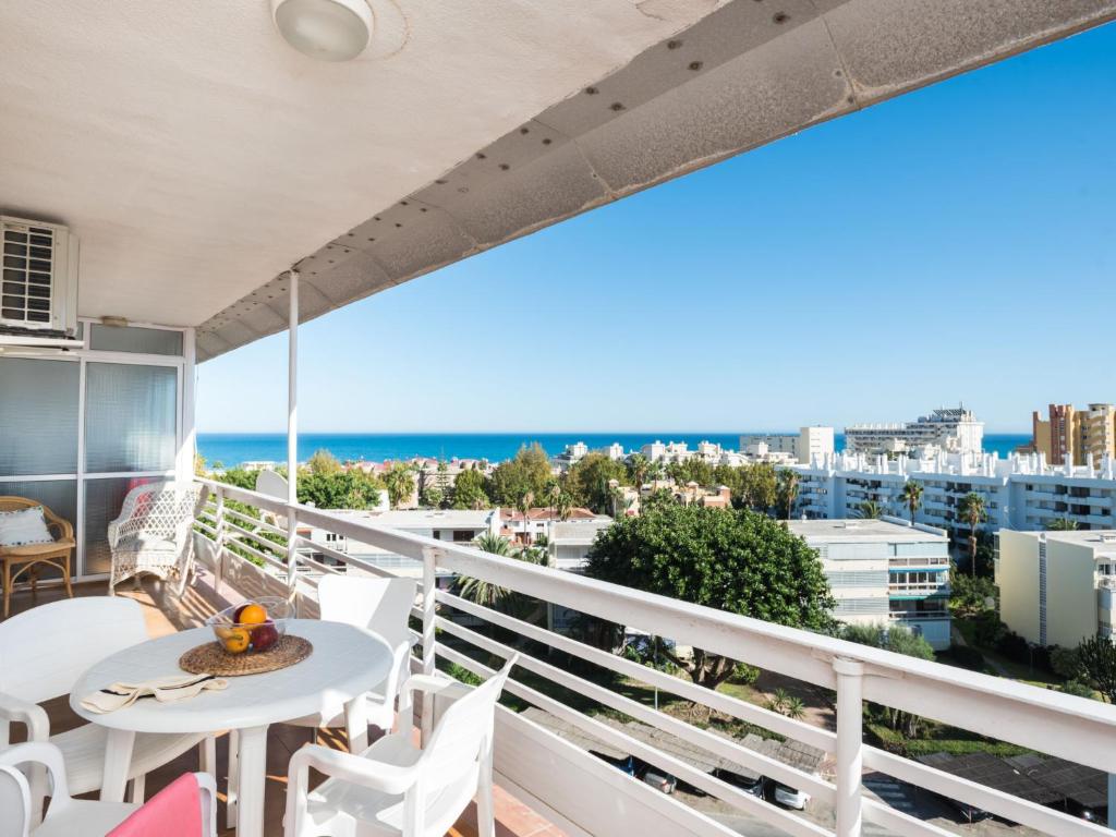 balkon ze stołem i krzesłami oraz widokiem na ocean w obiekcie Apartment Eurosol-3 by Interhome w mieście Torremolinos