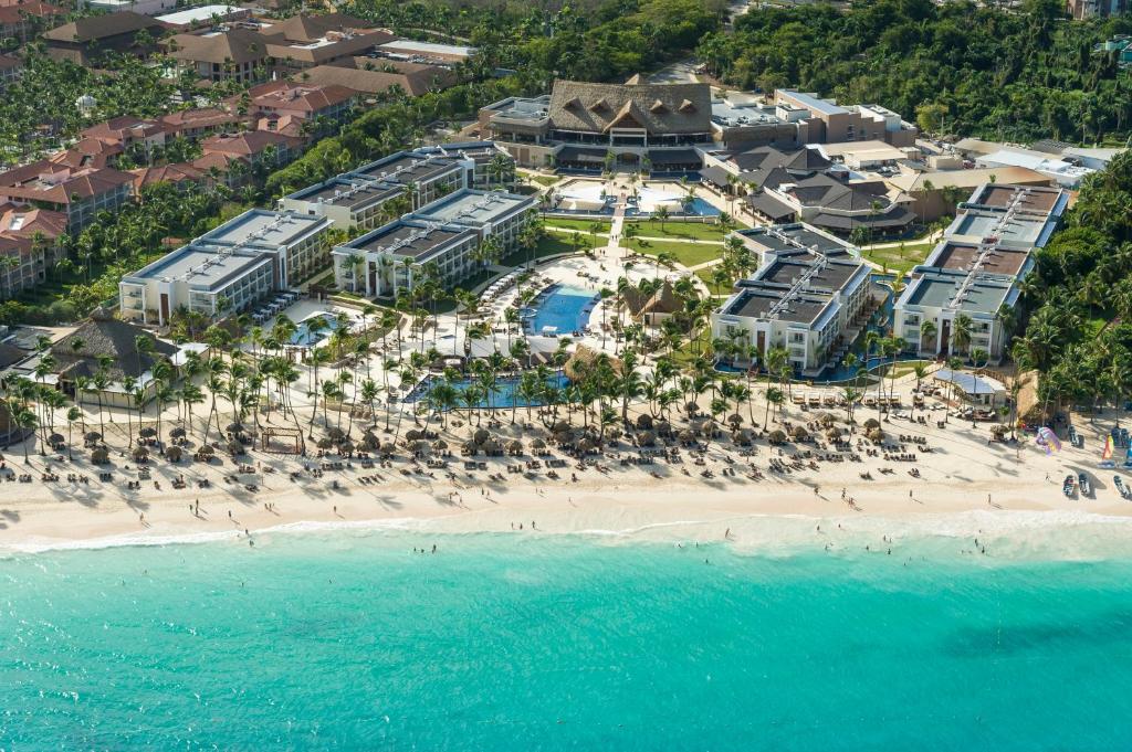 Royalton Punta Cana, An Autograph Collection All-Inclusive Resort & Casino في بونتا كانا: اطلالة جوية لمنتجع على الشاطئ