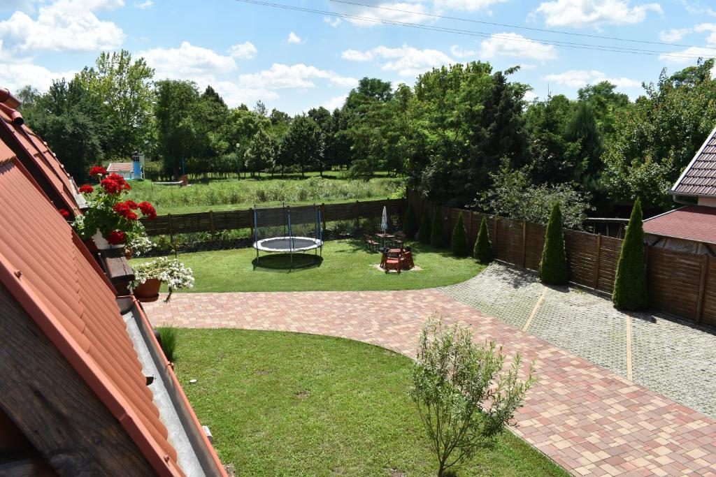 Vonkajšia záhrada v ubytovaní Lagom Apartman