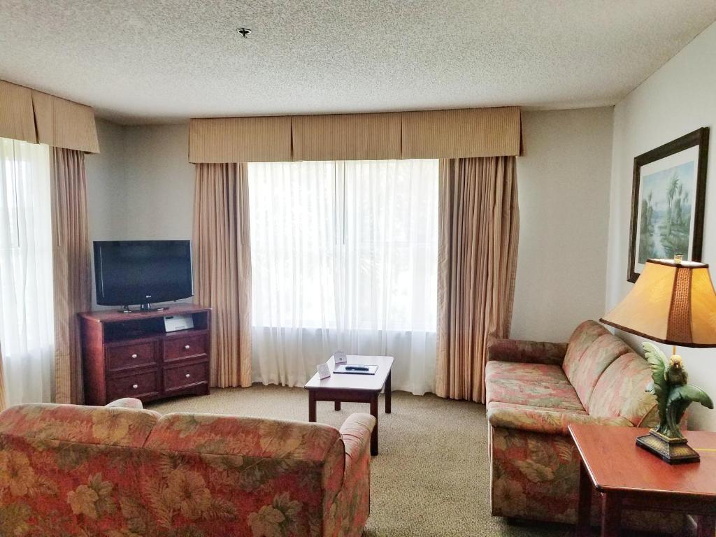 Μια τηλεόραση ή/και κέντρο ψυχαγωγίας στο Parc Corniche Condominium Suites