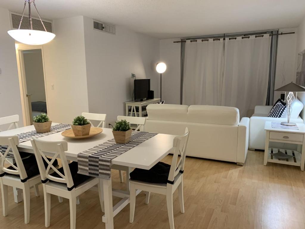 a kitchen and living room with a table and chairs at Apartamento en la Playa The Tides in Hollywood