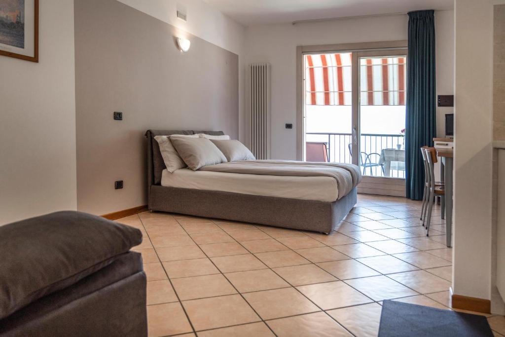 A bed or beds in a room at Residence Villa al Lido