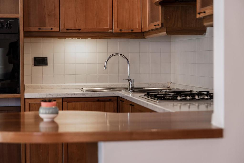 A kitchen or kitchenette at Residence Villa al Lido