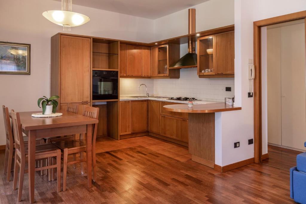 A kitchen or kitchenette at Residence Villa al Lido