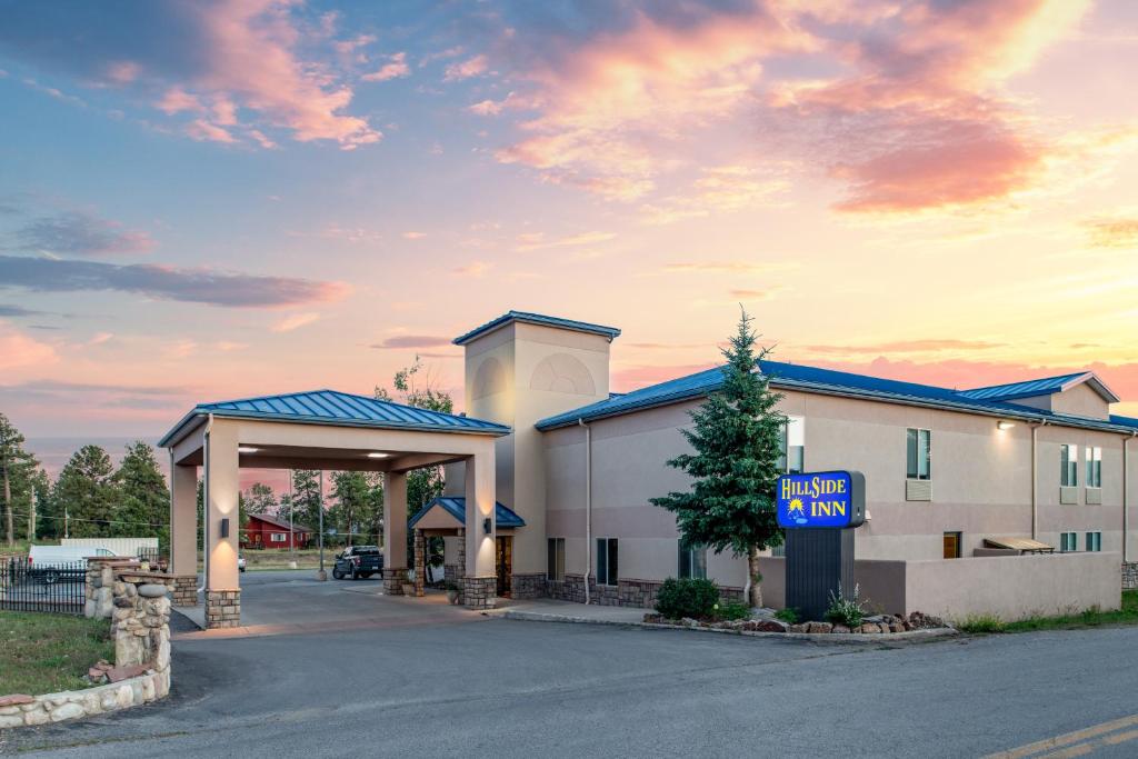 un edificio con un cartel que lee hotel inn en Hillside Inn Pagosa, en Pagosa Springs