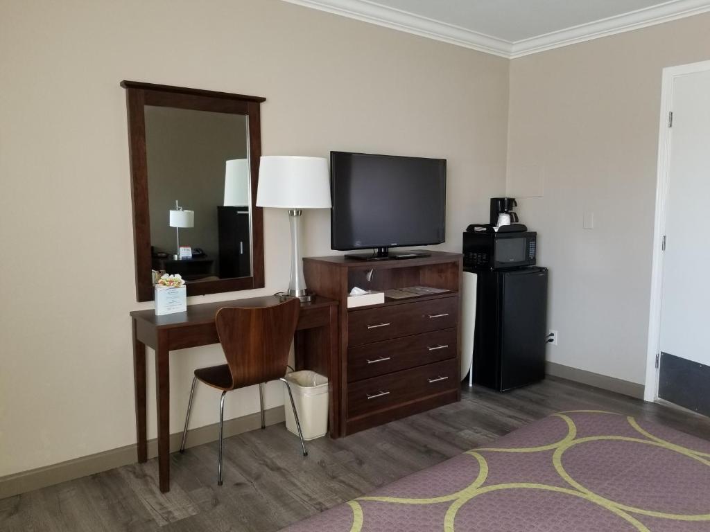 Super 8 by Wyndham Los Angeles-Culver City Area photo