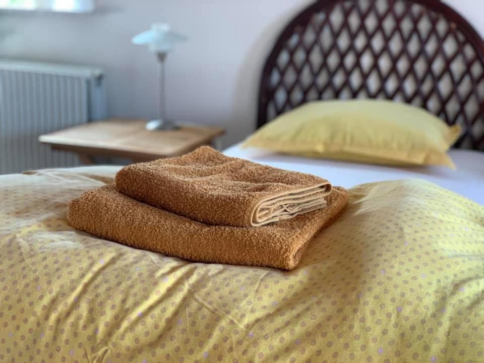 uma pilha de toalhas sentadas em cima de uma cama em Dortes Bed & Breakfast em Lintrup