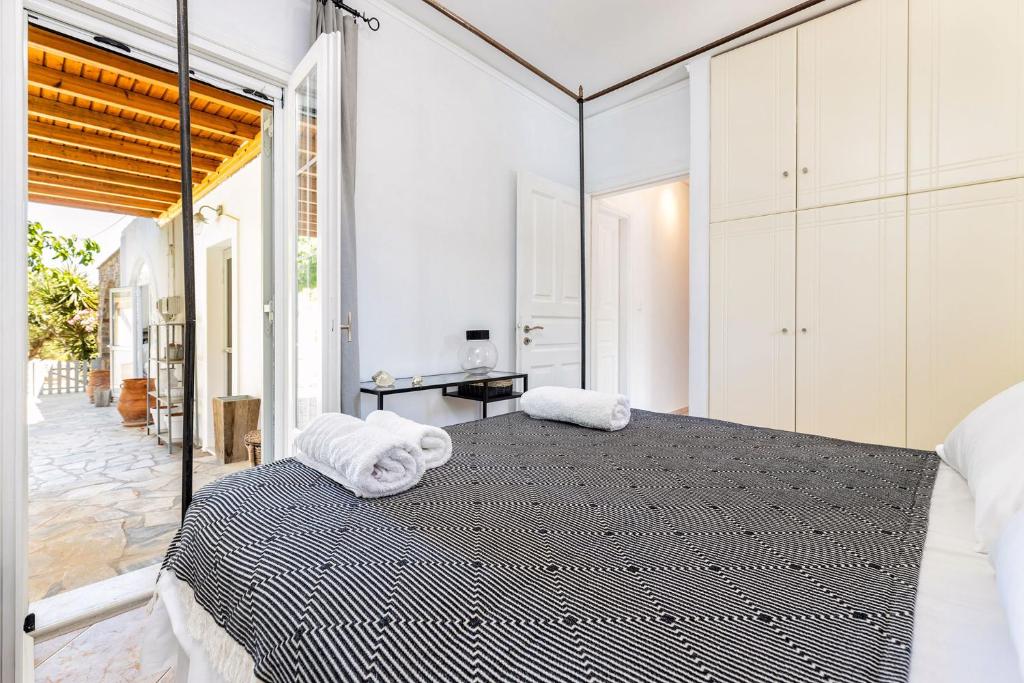A bed or beds in a room at Daphne's Lux Villa