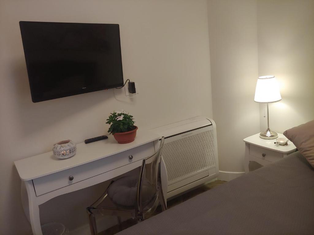 TV o dispositivi per l'intrattenimento presso TINY ROOM