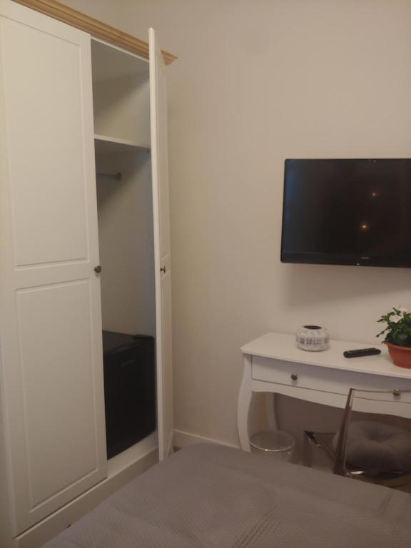 TV o dispositivi per l'intrattenimento presso TINY ROOM