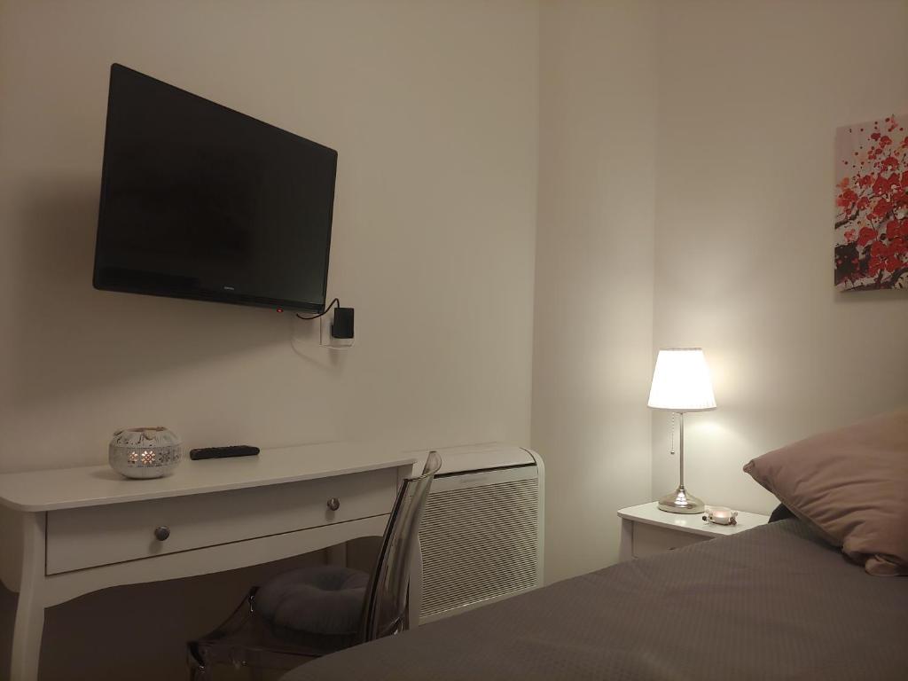 TV o dispositivi per l'intrattenimento presso TINY ROOM