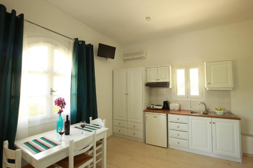 A kitchen or kitchenette at Athina Apartments