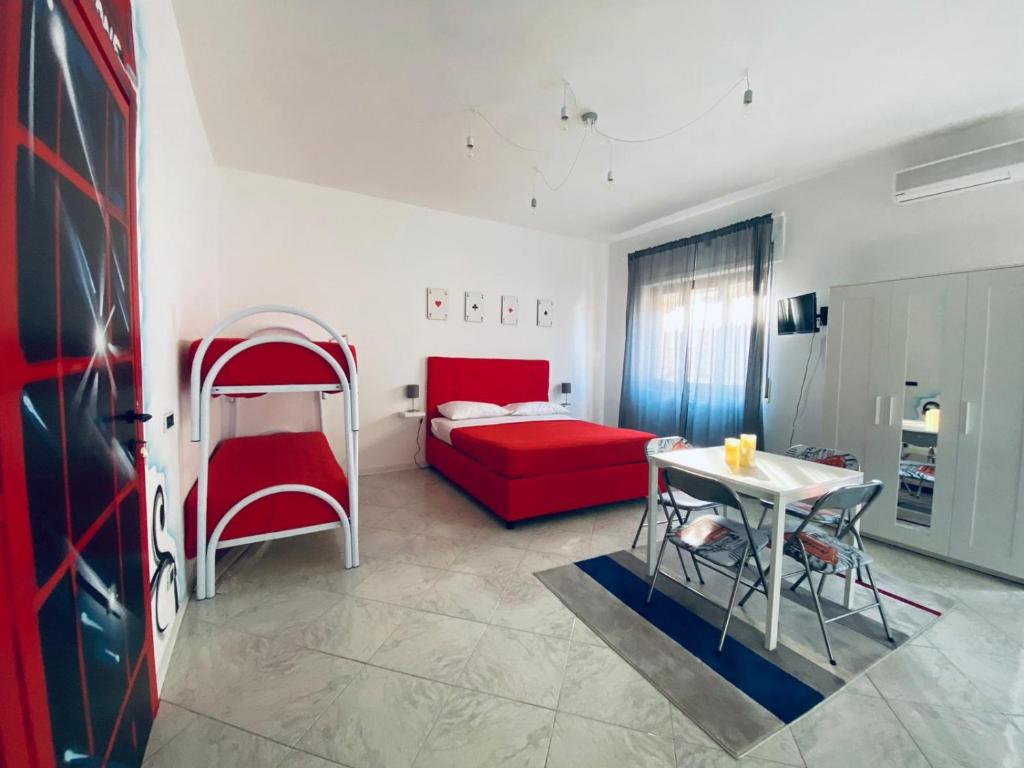 - une chambre avec un lit rouge et un canapé rouge dans l'établissement B&B Adc home, à Ercolano