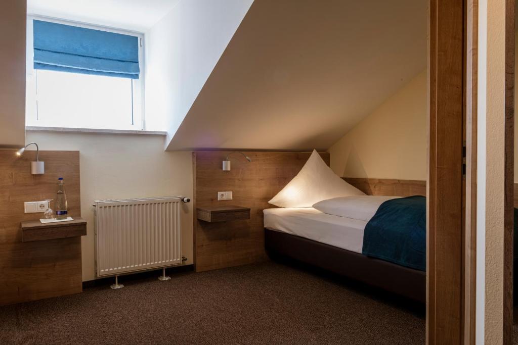 Gasthof Hotel Drei Tannen Altdorf - ダブルルーム 専用バスルーム付