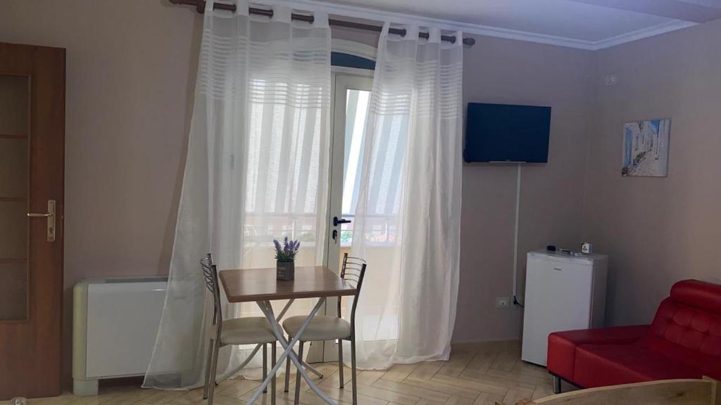 TV a/nebo společenská místnost v ubytování Hotel Durres Vila 53