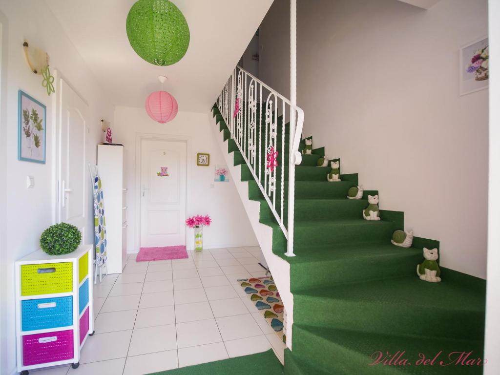 un pasillo con escaleras verdes en una casa en Villa del Mar en Łeba