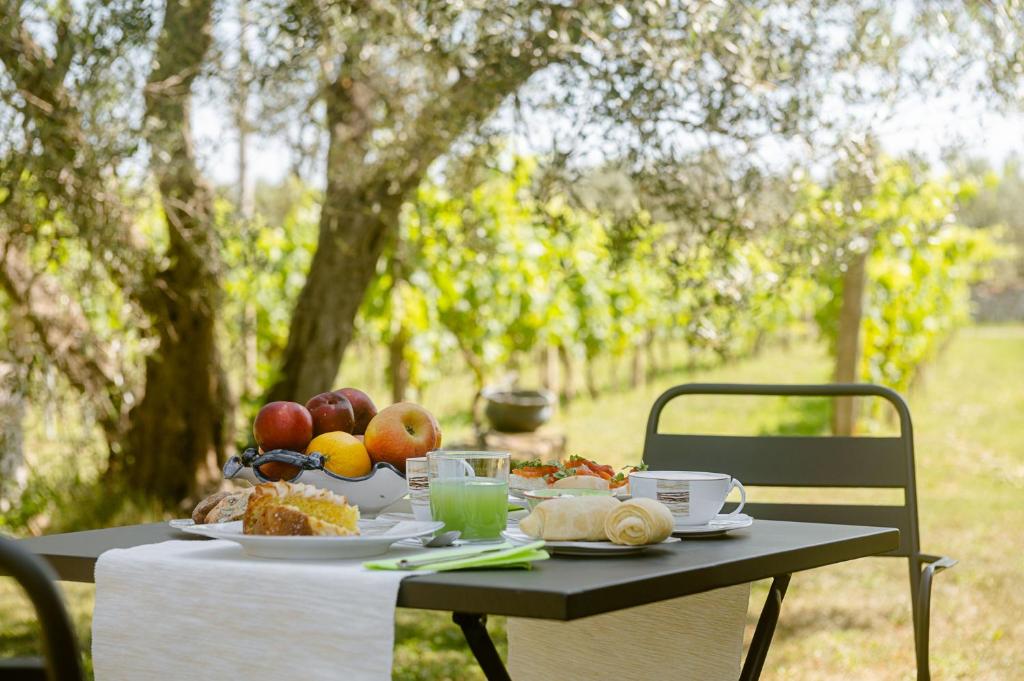 een tafel met een bord fruit en brood erop bij B&B Vallecupa in Farnese