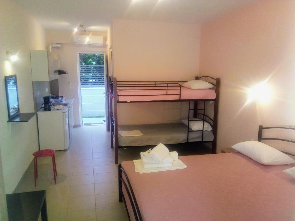 Postel nebo postele na pokoji v ubytování Persefoni Rooms Apartments & Mezonetes